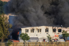 ES-ALERT notifica que se mantiene el confinamiento en el Polígono Ródano por el incendio industrial en Azuqueca