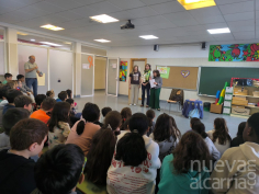 Beatriz Giménez de Ory comparte con 175 escolares de Alovera su experiencia como escritora en la biblioteca municipal