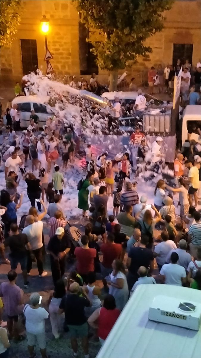 Un multitudinario desfile de peñas da inicio a las fiestas de Sigüenza