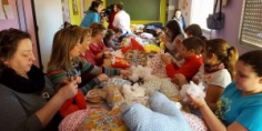 Mujeres de Alovera confeccionan 'almohadas del corazón' contra el cáncer de mama