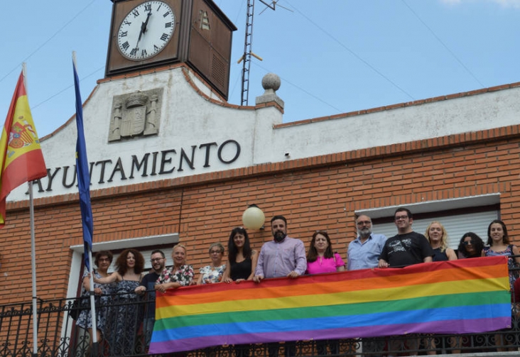 Resultado de imagen de Balcon ayuntamiento de azuqueca bandera LGBT