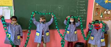 Los niños de Sagrado Corazón y Agustinos Recoletos llevan la Navidad a la planta de Pediatría del Hospital