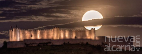 La superluna de mayo ‘asalta’ el Castillo del Cid Campeador, en la localidad serrana de Jadraque