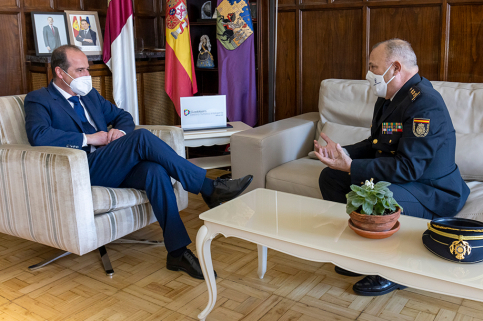 Alberto Rojo recibe al nuevo comisario jefe de la Policía Nacional ...