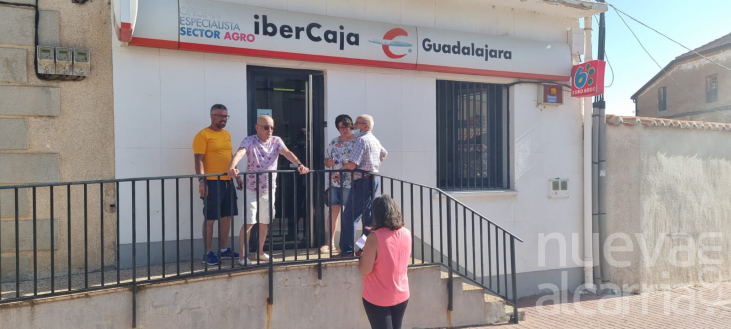 Indignación en Alcolea: Ibercaja recorta días de atención en pleno verano y con el pueblo lleno de visitantes 