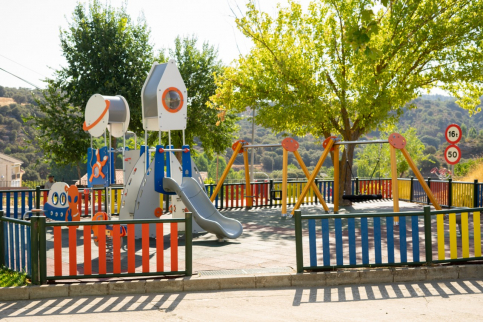 Los menores de Trillo, Azañón, La Puerta, Morillejo y Viana de Mondéjar estrenan nuevos parques infantiles