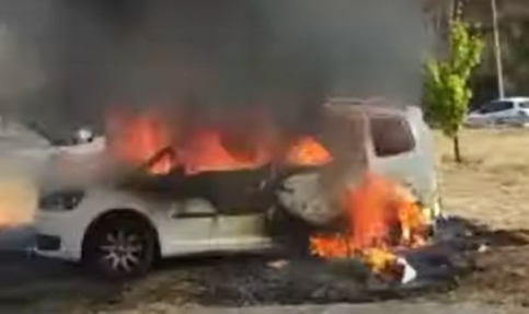Intentó apagar el incendio de su coche, sin éxito