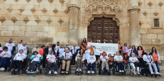 Una marcha para dar visibilidad a la esclerosis múltiple ha recorrido el centro de la ciudad