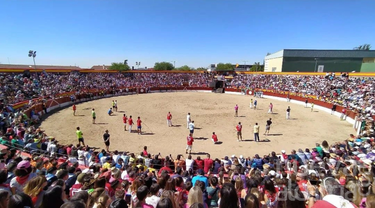 Plaza de toros de El Casar durante un festejo tradicional.