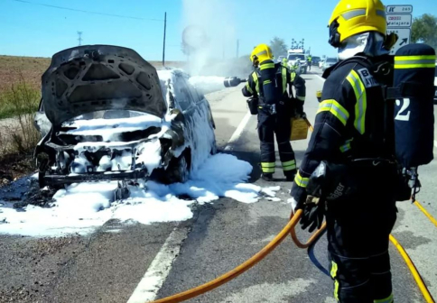 Los Bomberos de Guadalajara sofocan el incendio de un vehículo cerca de ...