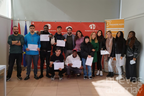 Doce jóvenes desempleados se forman profesionalmente para el uso de carretillas elevadoras