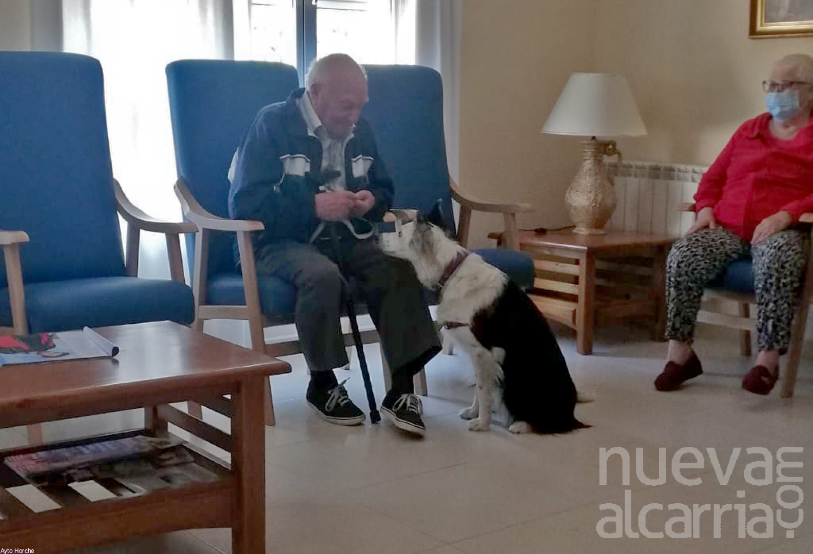 La Vivienda de Mayores de Horche seguirá ofreciendo a sus residentes la actividad de terapia asistida con perros