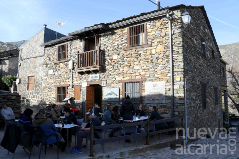 La Tarihuela: información turística, gin-tonics, carnes y pescados al horno en un mismo espacio