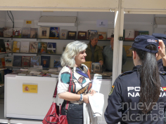 La subdelegada del Gobierno visita la caseta donde se exponen las publicaciones de la Administración General del Estado en la Feria del Libr