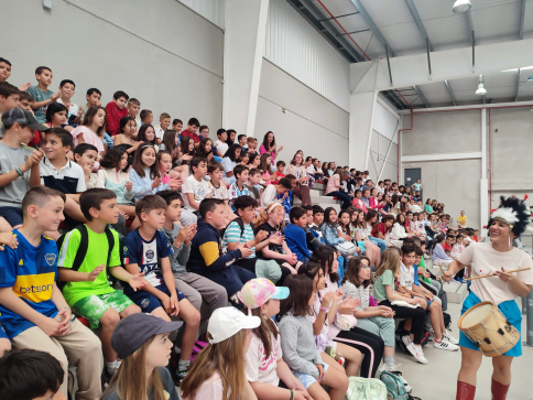 Cientos de escolares ‘toman’ Torrejón del Rey y celebran el triunfo de la lectura y el trabajo en equipo