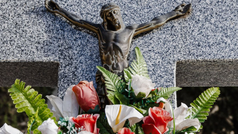 Destrozan un cementerio para robar 140 crucifijos de bronce en La Guardia