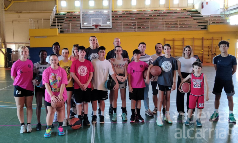 La jugadora internacional Luci Pascua visita el Campus de Baloncesto de Cabanillas