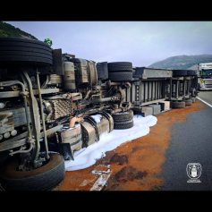 Vuelco de un tráiler con derrame de gasoil en la A-2