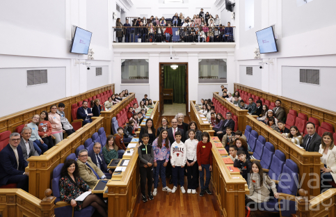 Un colegio de Guadalajara se ‘cuela’ en el Pleno de las Cortes
