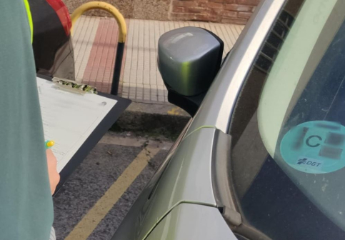 Desarticulan red que falsificó pegatinas de ZBE en 38 coches de Guadalajara, Alcalá y Alcorcón