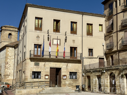 Banderas a media asta en el Ayuntamiento De Molina de Aragón