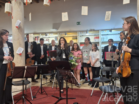 Nati Baldominos pone el broche final al curso de los amigos de la biblioteca