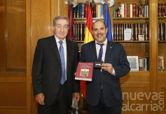 Bellido recibe una copia de la Memoria de la Fiscalía del año 2024