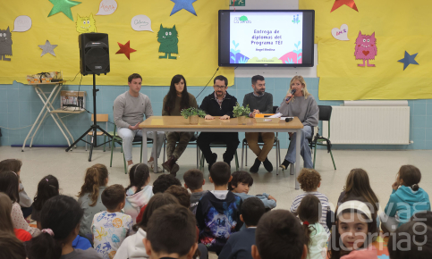 Ángel Medina, de «Campeonex», entrega los diplomas TEI de La Senda del curso 2025-2026