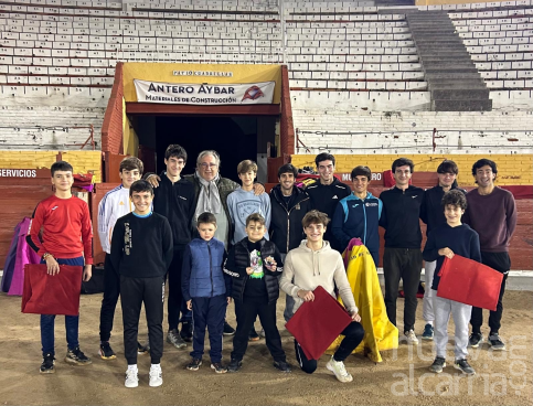 Cid de María dona material taurino a la Escuela de Guadalajara