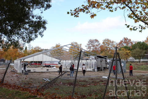 Comienza la instalación de la pista de hielo frente al Centro de Ocio Río Henares de Azuqueca 