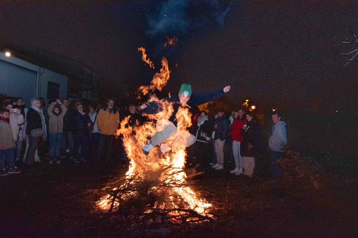 Los jóvenes de Horche se lanzaron al fuego en las Hogueras de la Purísima