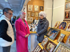 La delegada de la Junta traslada el respaldo del Gobierno regional al sector artesano en la inauguración de la Feria Navideña del Regalo Artesano