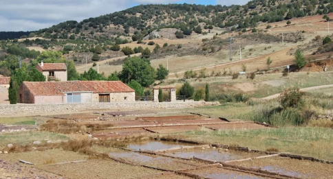 Las salinas milenarias que se esconden en un pequeño pueblo del Alto Tajo