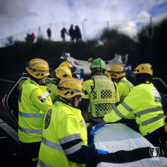Los bomberos muestran la 