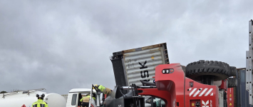 Un conductor atrapado tras volcar una grúa sobre un camión cisterna en el puerto seco de Azuqueca