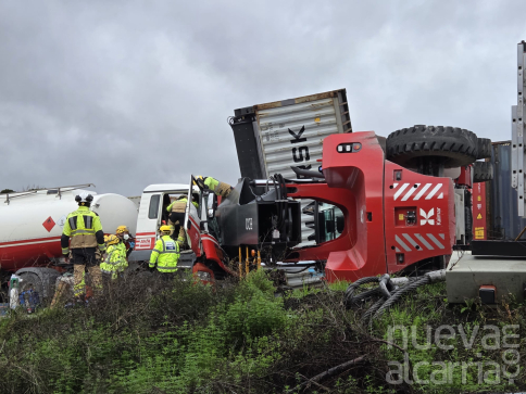Un conductor atrapado tras volcar una grúa sobre un camión cisterna en el puerto seco de Azuqueca