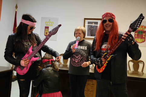 Pareja celebra su Carnaval con alta participación y creatividad en el concurso de disfraces