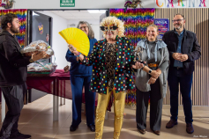 El Baile de Mayores llena de color y disfraces el Centro Social Cifuentes en el Carnaval