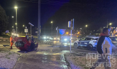 Un hombre herido tras volcar su coche en Cuatro Caminos
