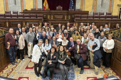 Vecinos de Tórtola de Henares viven una jornada de puertas abiertas en el Congreso de la mano del diputado Alberto Rojo
