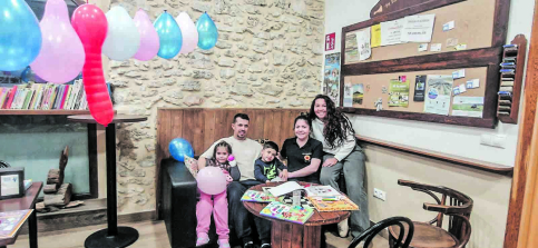 Hinojosa recibe a los nuevos vecinos que regentan el bar