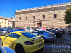 Cogolludo reúne 101 Porsche en la Plaza Mayor en una concentración con visitantes de Madrid