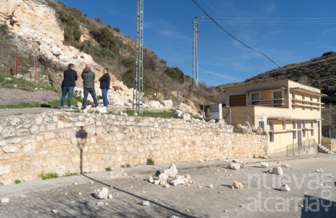 La Diputación actúa de urgencia en la calle Hocino de Pastrana para restablecer el paso seguro de personas y vehículos
