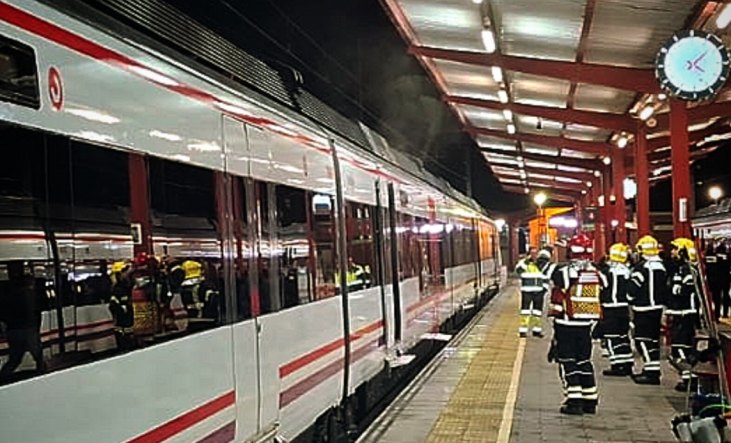 Incendio en el pantógrafo de un Cercanías en la estación de Guadalajara