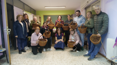 Los vecinos de Alovera aprenden el arte de la cestería