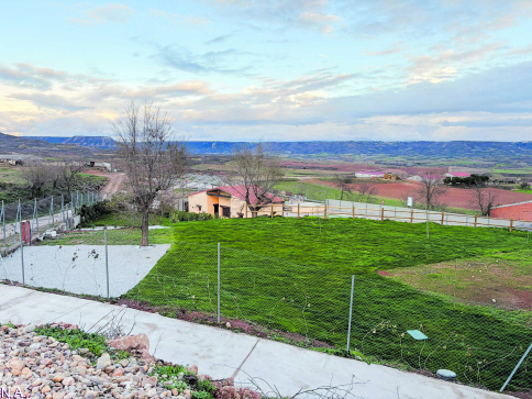Hita amplía y embellece la zona exterior de su piscina con una ayuda de ADAC