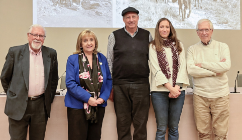 Un exdelegado provincial revela su vocación literaria con “Cuando Dios gobierna de lejos”