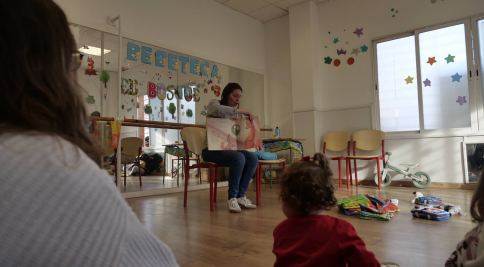 Alovera impulsa la estimulación temprana y el hábito lector con su 'Bebeteca' municipal