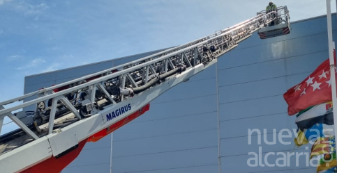 El viento arranca parte del metacrilato de un lateral del Multiusos de Guadalajara y activa la alerta en toda la provincia