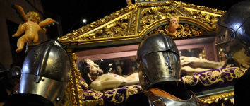 Sigüenza se recogió en silencio bajo la noche del Viernes Santo